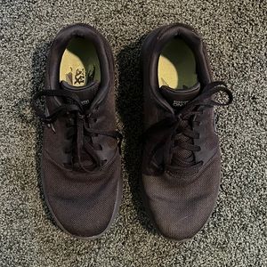 Black Skechers tennis shoes